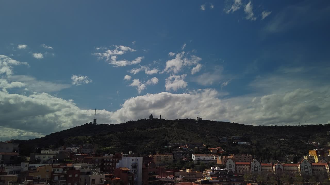 Splendida vista panoramica della città su una collina con cielo nuvoloso