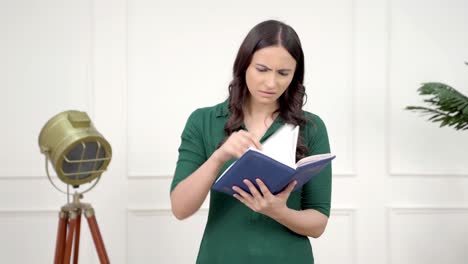 chica india encontrando algo en el libro