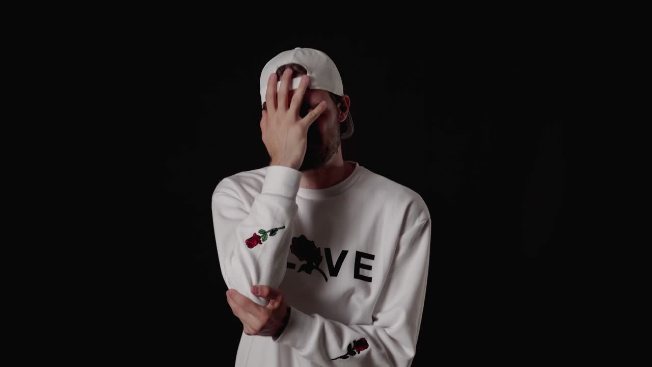 hombre moderno de 20 años dando facepalm extremo, sacudiendo la cabeza, fondo ancho y negro