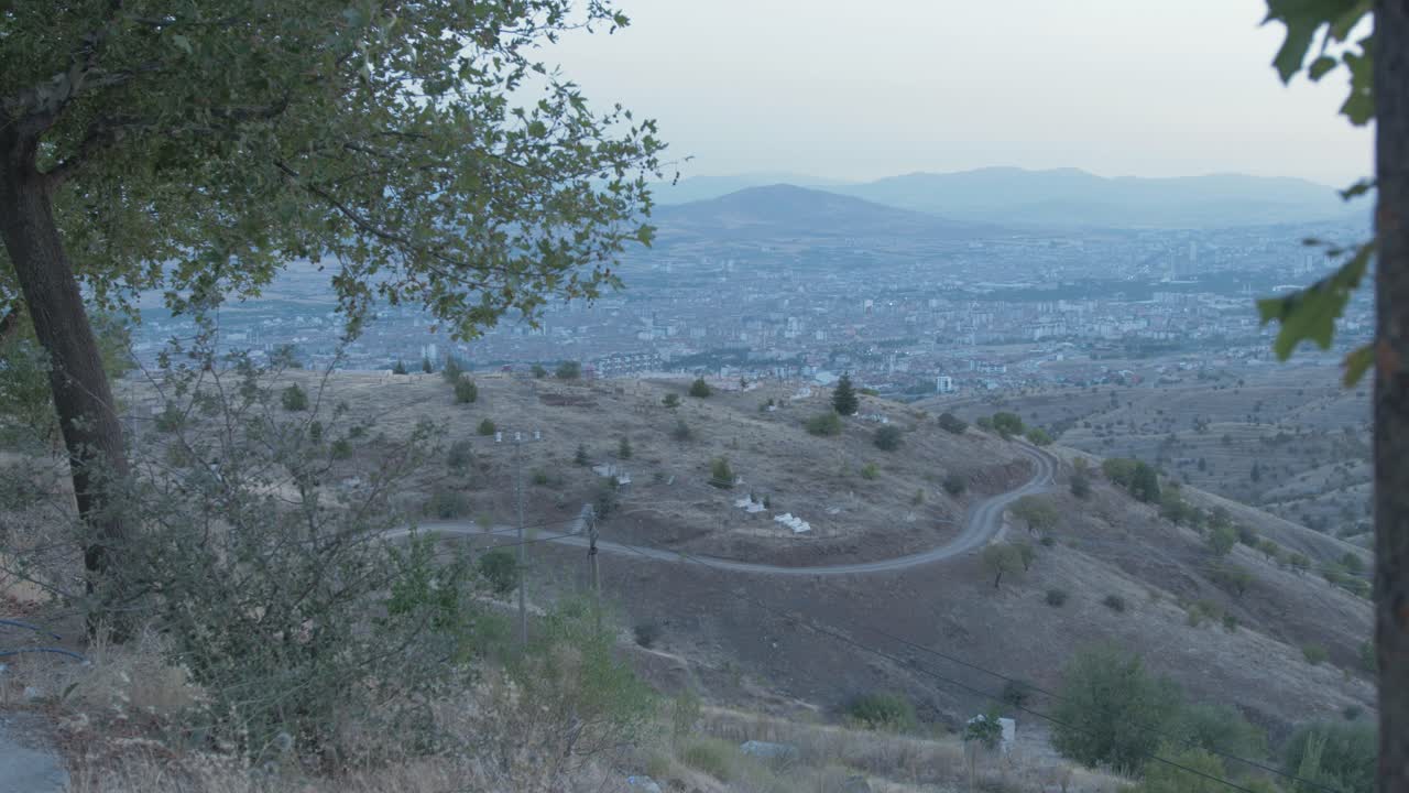 cementerio se ve debajo de la antigua ciudad de