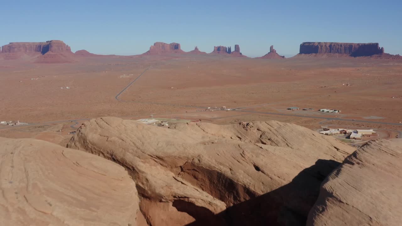 Ripresa aerea che rivela un piccolo villaggio Navajo sotto la Monument Valley, Arizona.