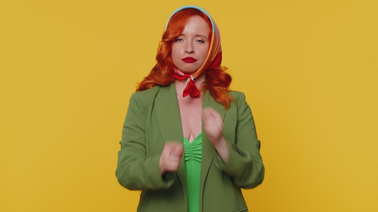 codiciosa avariciosa roja joven mujer mostrando higo gesto negativo, voraz avariciosa adquisitiva