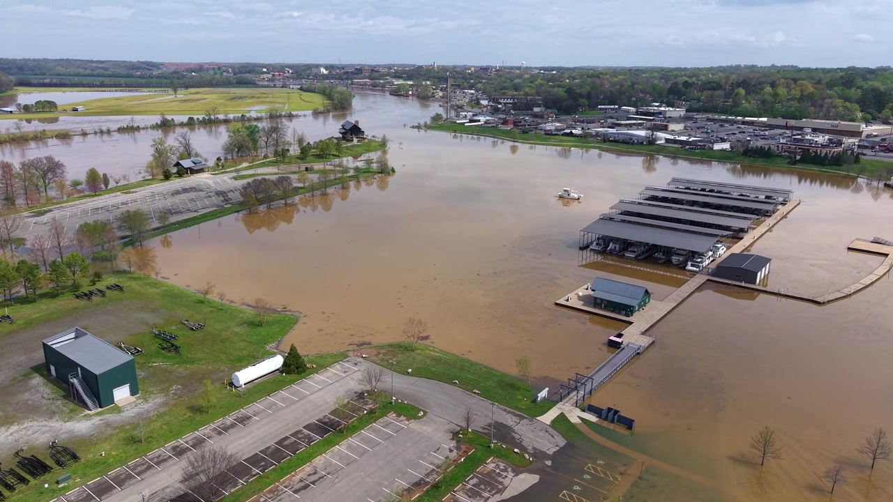 Riprese aeree dell'alluvione presso la Marina di Clarksville a Clarksville, TN.