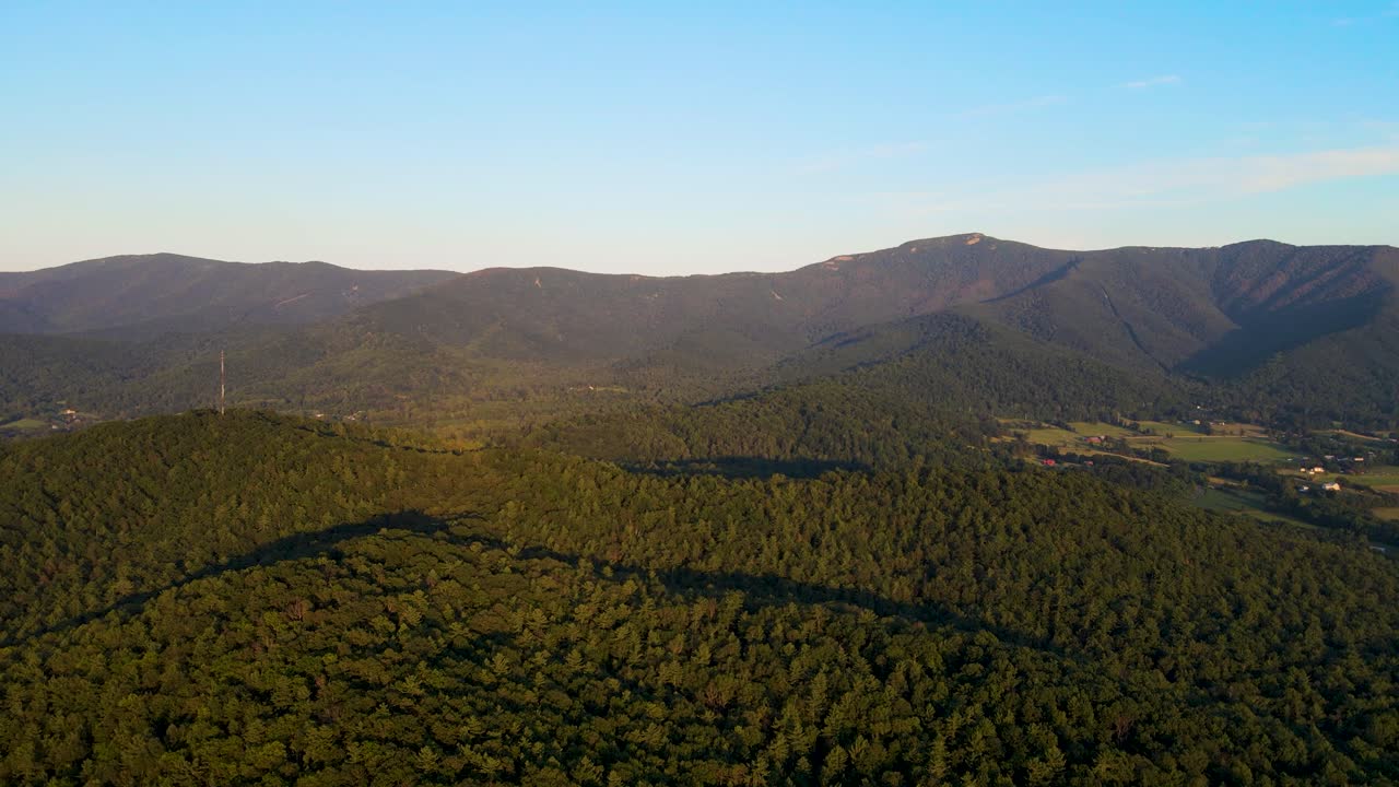 una vista fascinante de las montañas blue ridge a vista de pájaro en el parque nacional shenandoah, virginia