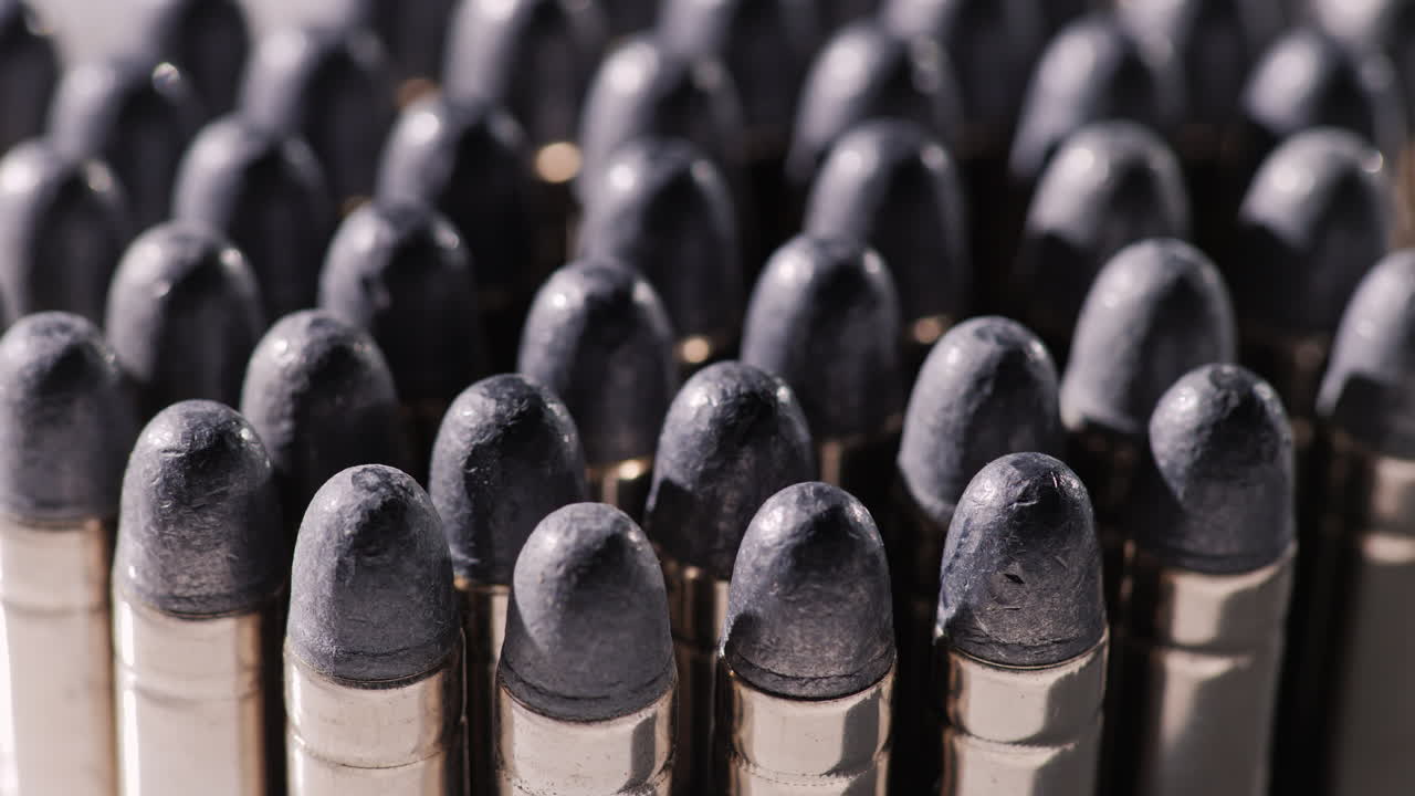 una selección de balas de revólver 02