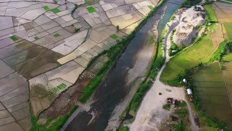 Corriente-Que-Fluye-Entre-Arrozales-Cerca-De-La-Planta-Trituradora-De-Piedra-De-Cantera-En-El-Sur-De-Leyte,-Filipinas