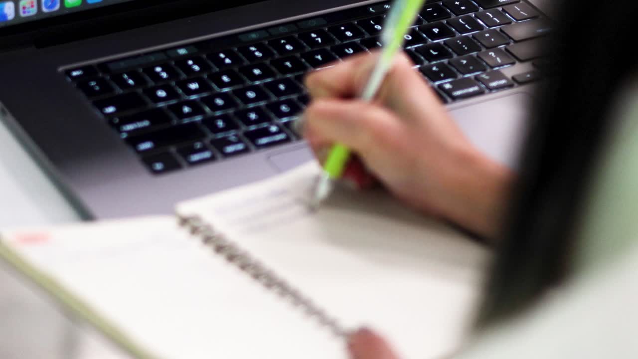 secuencia de escribir notas y escribir en una computadora portátil