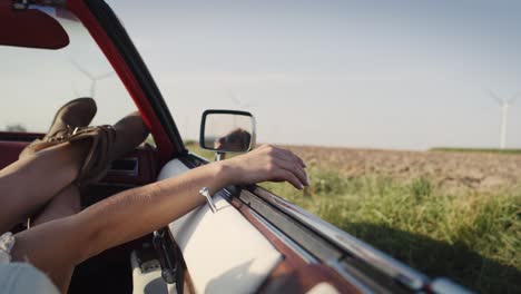 video de cerca de una mujer relajándose durante un viaje en coche