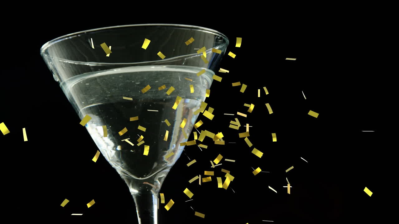 검은 바탕에  ⁇ 테일 유리 위에 떨어지는 황금색 콘페티의 디지털 구성