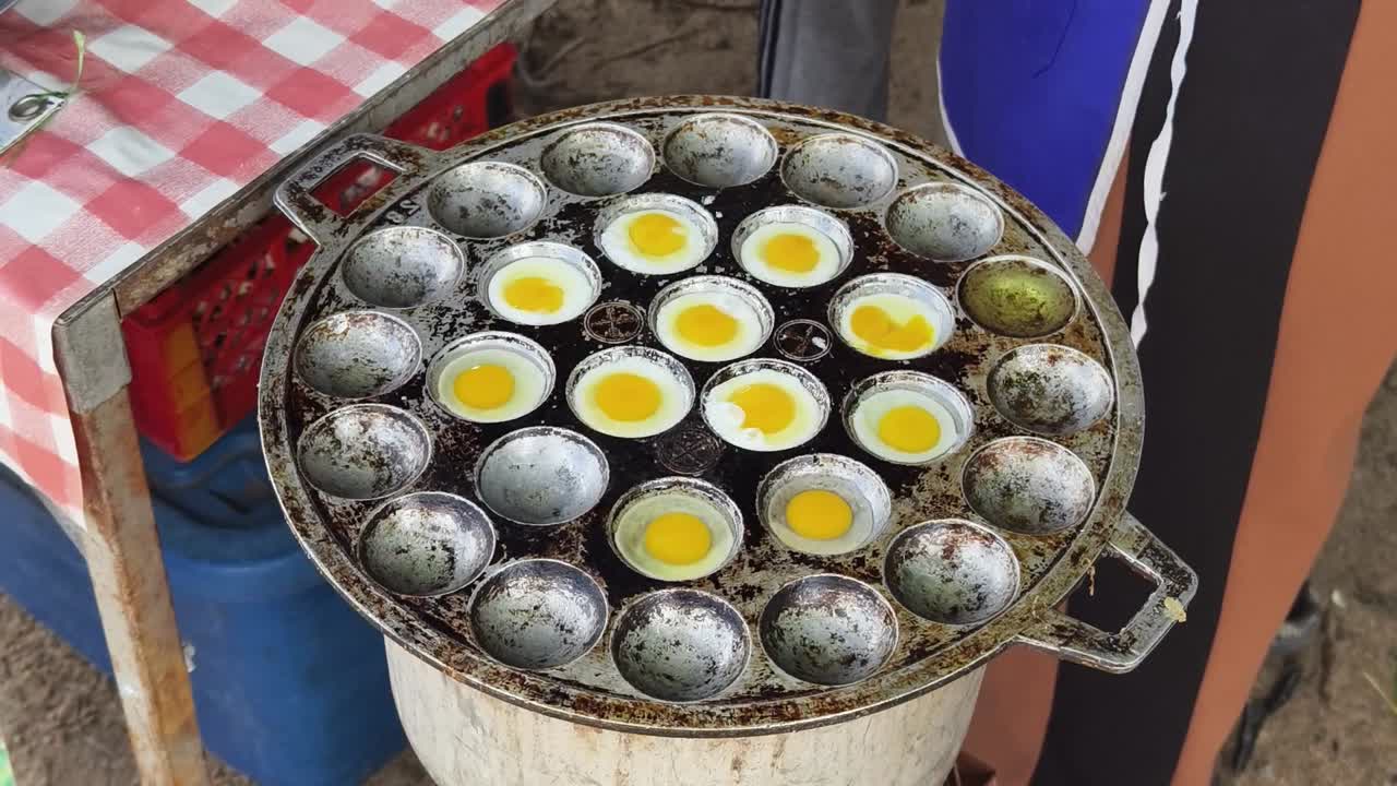 거리 음식 상점 에서 작은 달 을 요리 하는 것