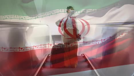 bandera iraní ondeando contra una mujer con máscara en la escalera mecánica