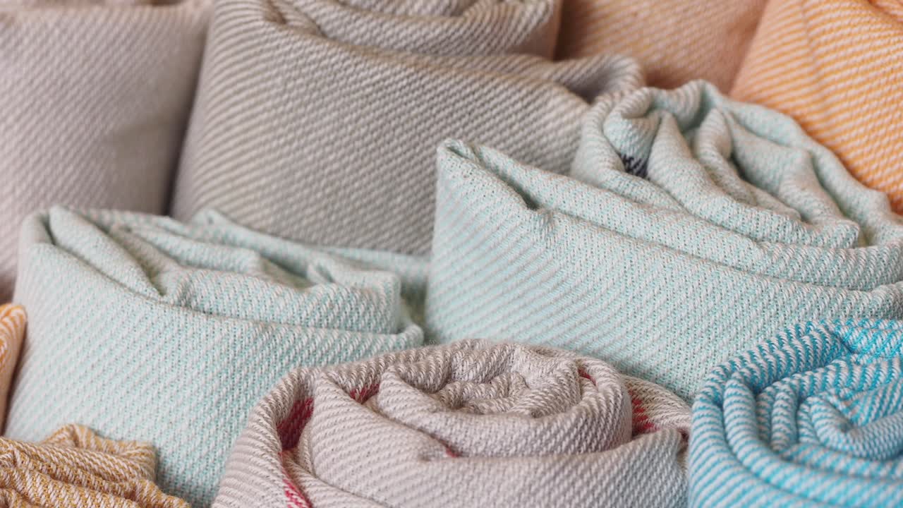 다양한 색상 및 패턴의 은 섬유