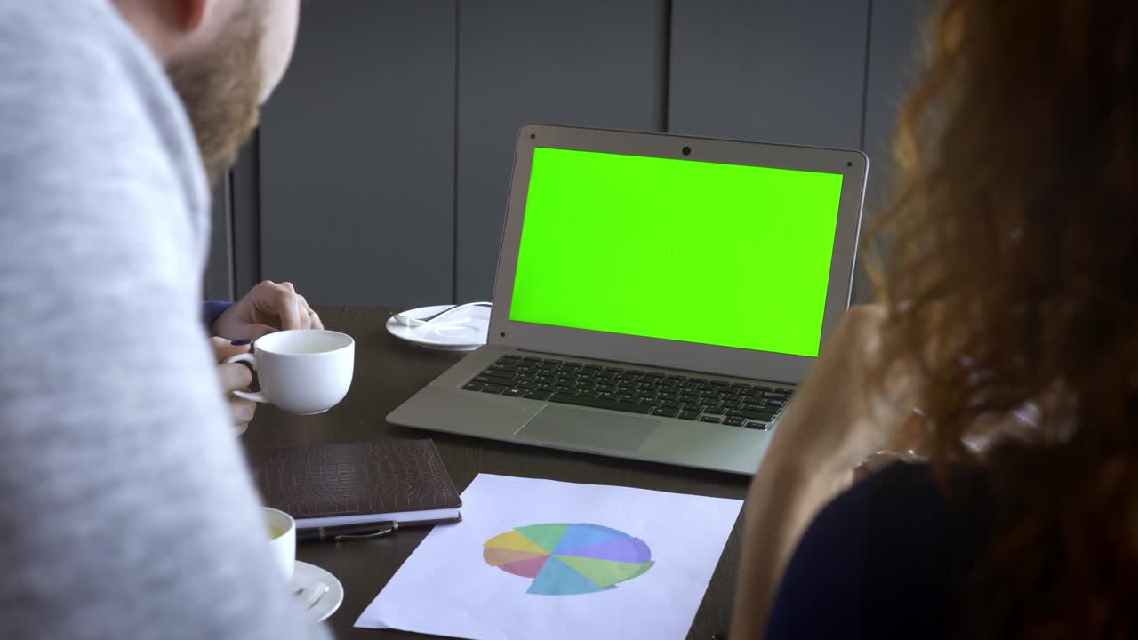 concepto de negocios, startups y personas - equipo creativo feliz con computadoras y carpetas discutiendo proyectos en un espacio compartido en el loft.