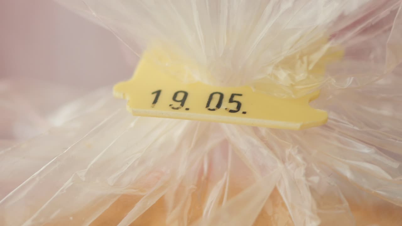 упаковка хлеба с этикеткой с датой