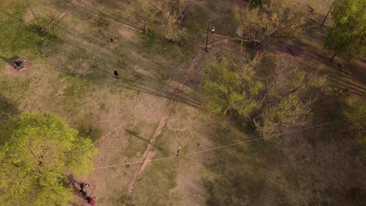 орбитальный снимок человека, балансирующего на слэклайне в парке в районе висенте лопес в буэнос-айресе