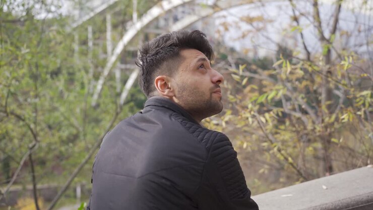 Uomo solitario in città