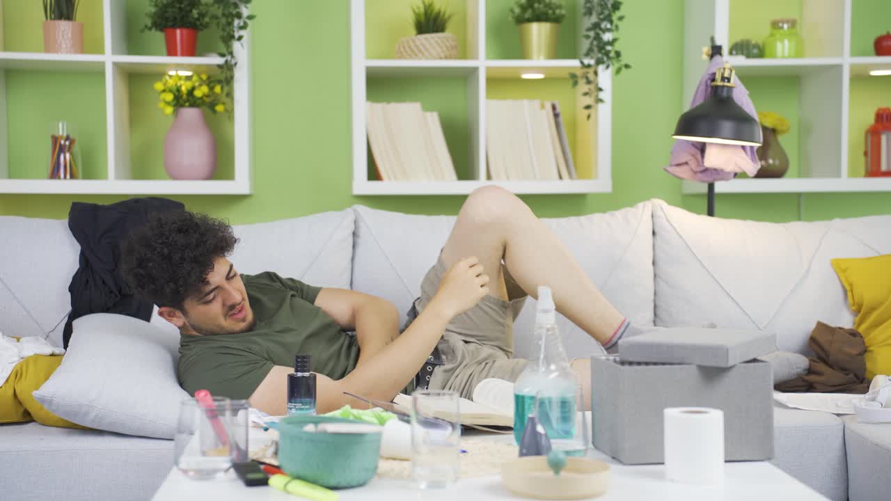 잠자는 게으른 사람은 깨어나서 뒤로 누워 있습니다.