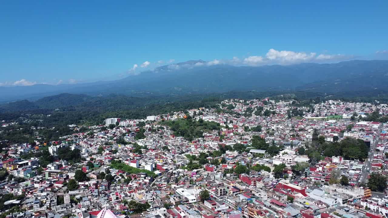 Mesmerizing aerial shot of a mountains in xalapa, veracruz, mexico, with the city at daytime, colorful city inr travel over america historic place touristic point