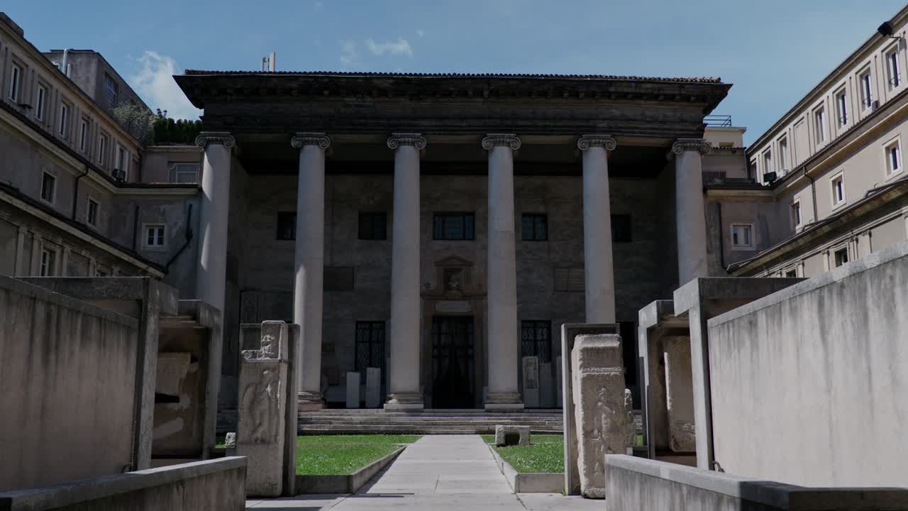 이탈리아 베로나 에 있는 마페이아노 라피다리 박물관 의 입구 에서 볼 수 있는 놀라운 외관 디자인