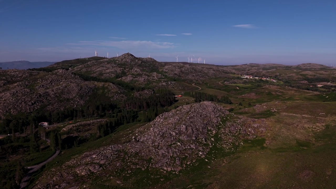 Formazioni rocciose di granito si ergono sopra un altopiano coperto di erica nella montagna Serra da Freita in Portogallo