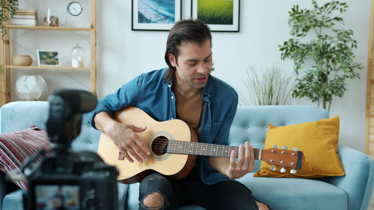 Homem Tocando Violão em Casa