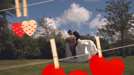 una feliz pareja casada besándose en parkland para el día de san valentín