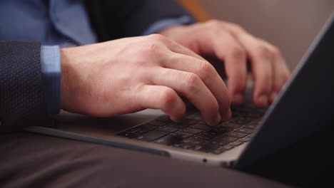 Nahaufnahme-Männlicher-Hände,-Die-Im-Heimbüro-Auf-Der-Notebook-Tastatur-Tippen.-Mann-Benutzt-Laptop