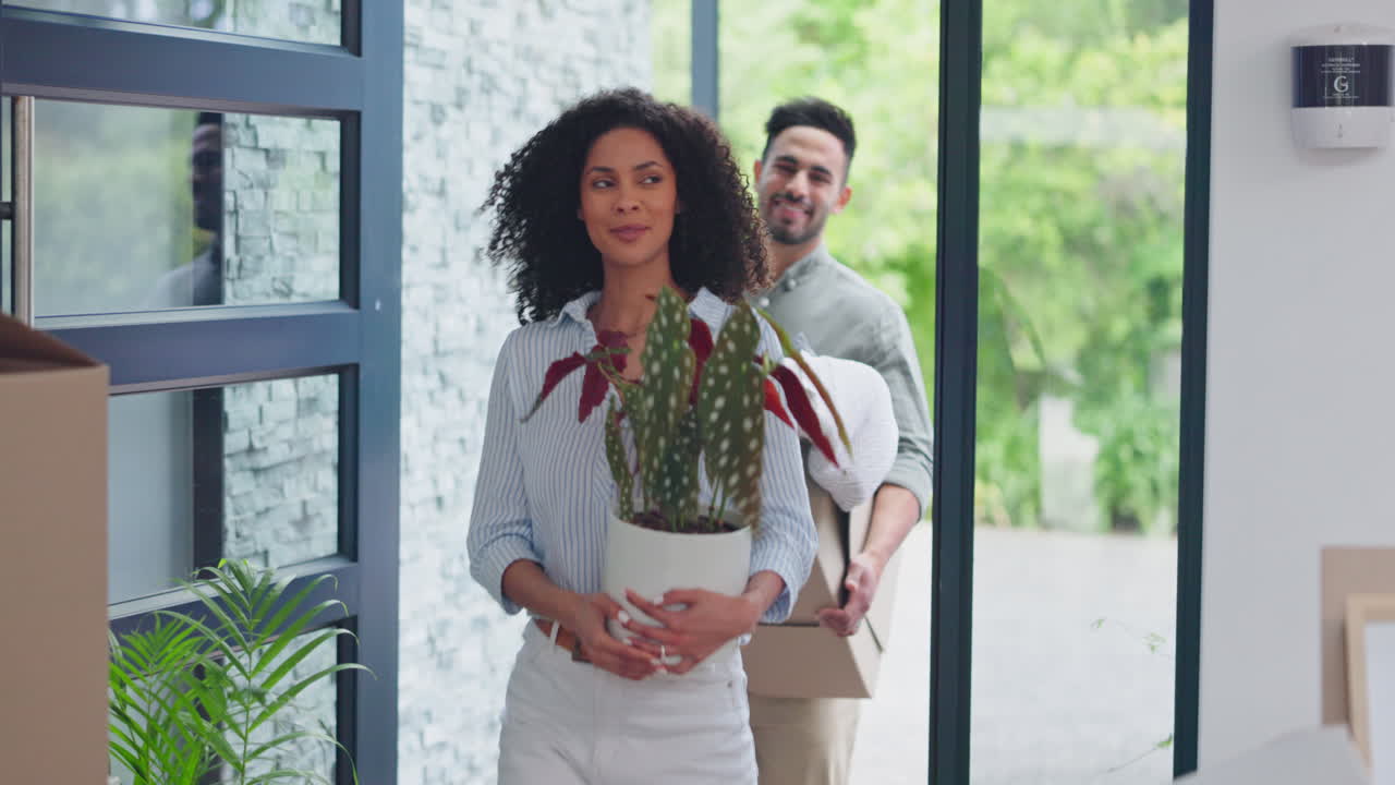 familia, puerta principal y cajas para el nuevo hogar