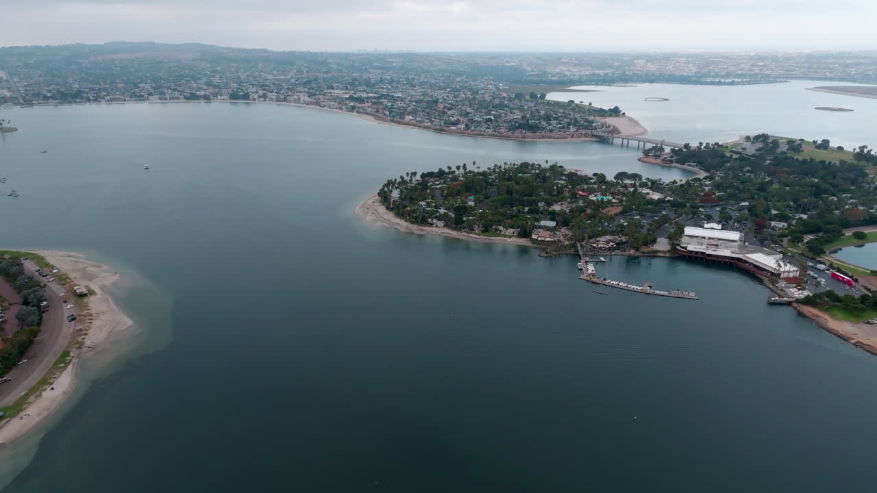 drone volando sobre la bahía de la misión en san diego por la tarde