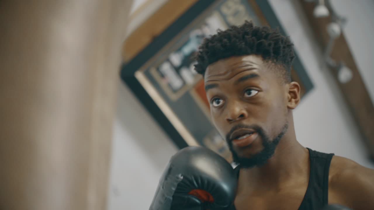 mirando el entrenamiento del boxeador