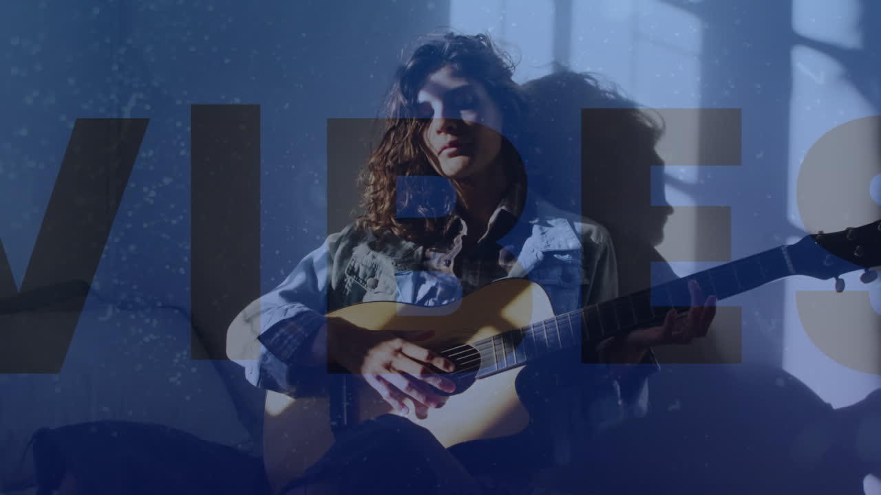 레일에 매달린 옷 위에 파란색 배경으로 잘라낸 메가 세일 텍스트의 애니메이션