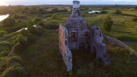 paralaje aéreo del castillo de terryland en el río corrib, galway, irlanda, exponiendo las paredes interiores