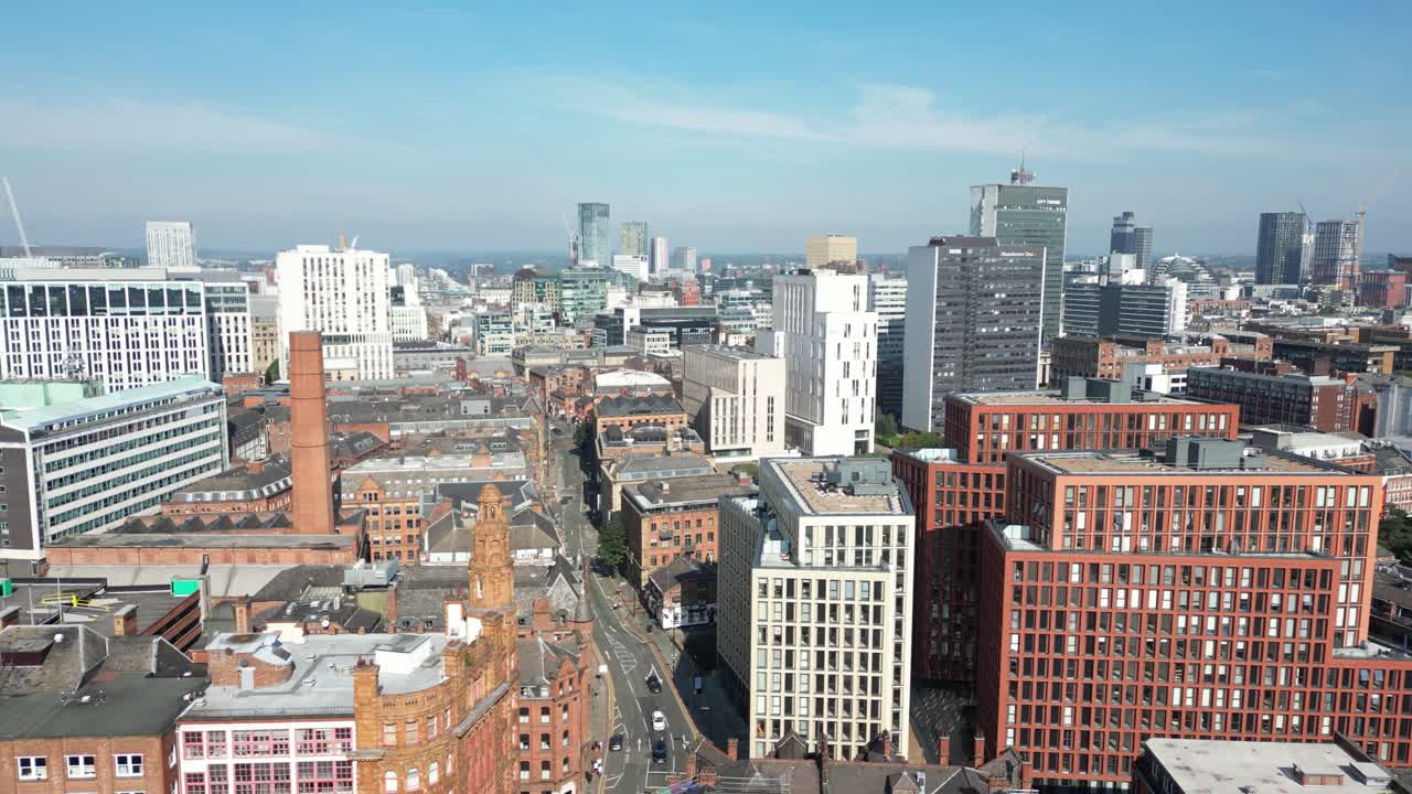 사크빌 스트리트의 지붕 위에서 비행하는 드론으로 맨체스터 시내의 스카이라인을 볼 수 있습니다.
