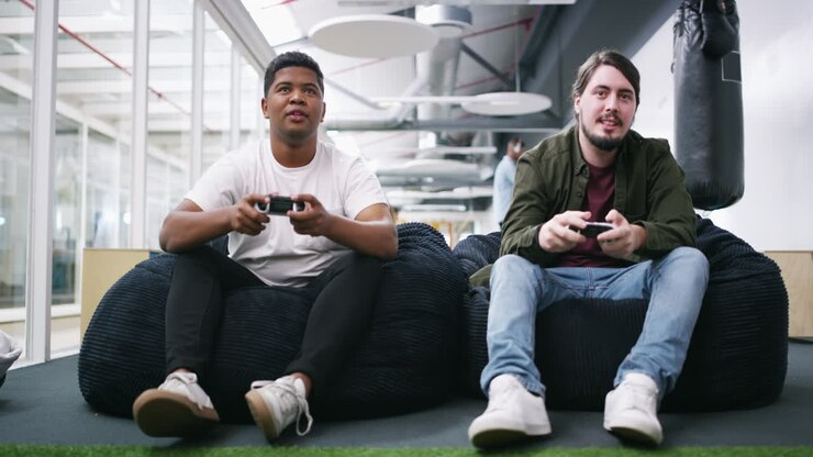 freunde spielen in einem modernen büro.