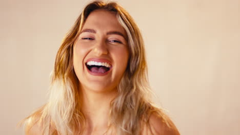 Foto-De-Estudio-De-Una-Mujer-Risueña-Natural-Y-Segura-En-Ropa-Interior-Que-Promueve-La-Positividad-Corporal