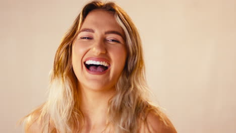 fotografía de estudio de una mujer segura y natural riendo en ropa interior promoviendo la positividad corporal