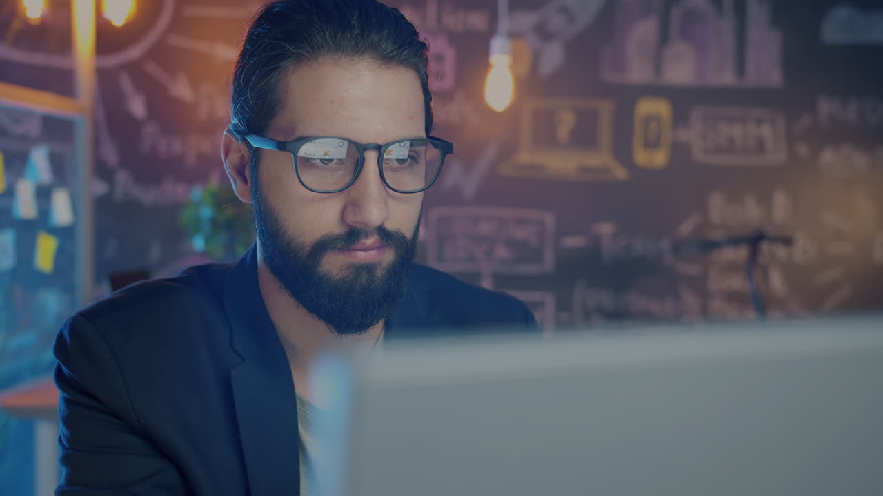 hombre trabajando en una computadora portátil en una oficina moderna