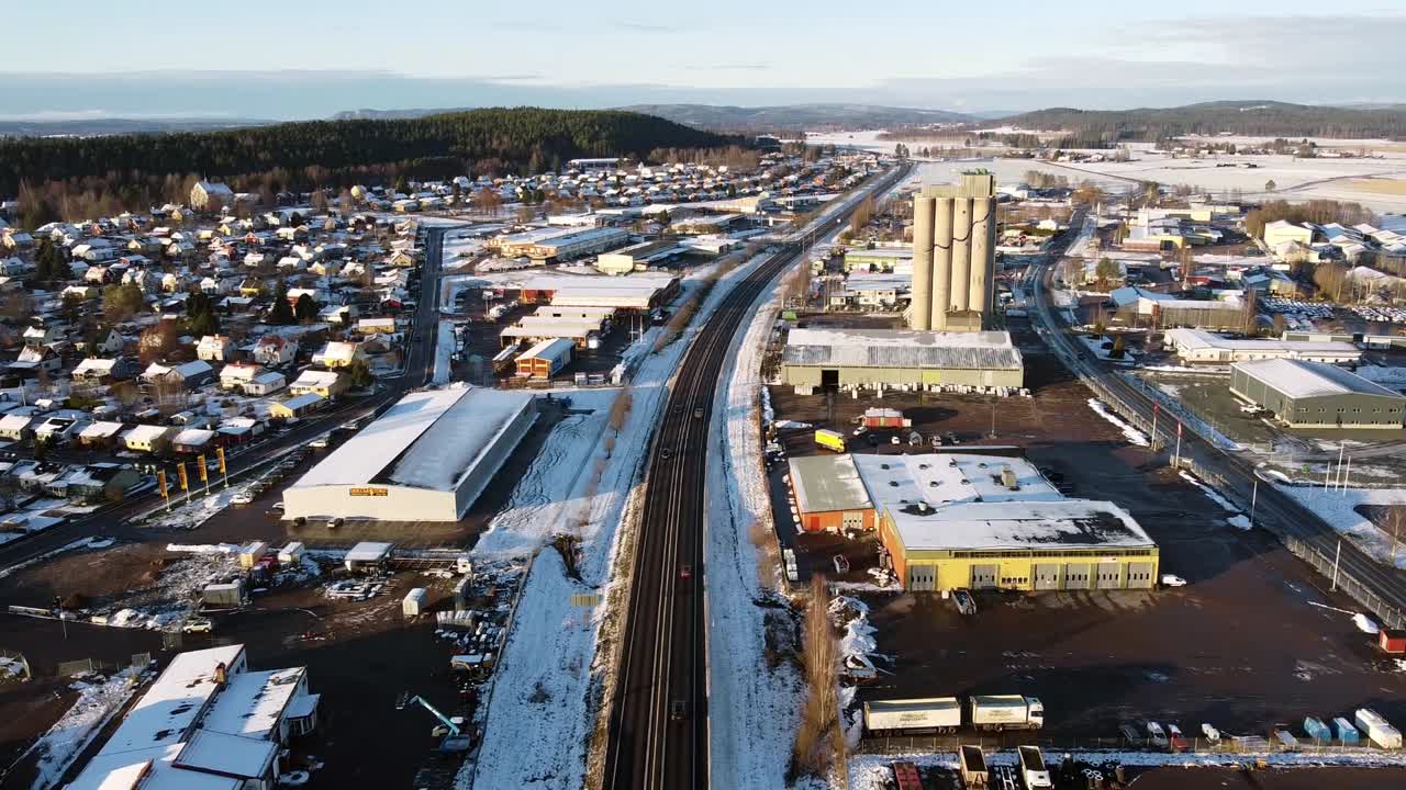 la luz de la hora dorada sobre la carretera cubierta de nieve que conduce a borlange desde hedemora, suecia