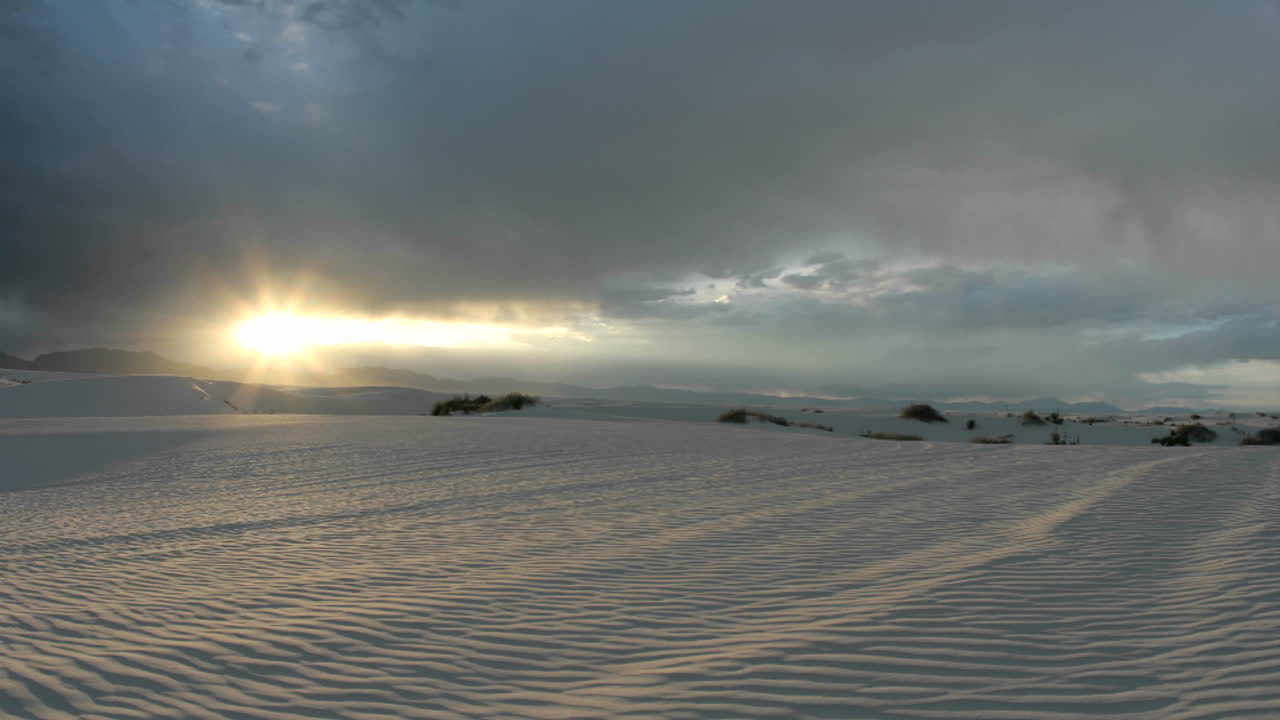 태양은 점차 밤으로 사라지는 백사장 국가 기념물의 지평선에 불 같은 황금빛 빛을 발합니다