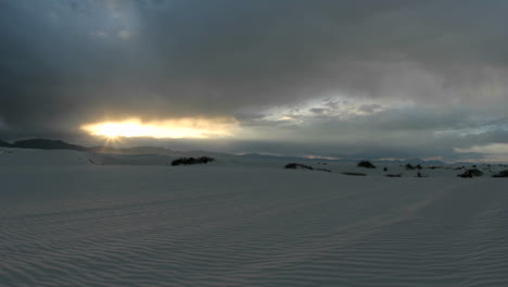 Die-Sonne-Verleiht-Dem-Horizont-Des-Nationaldenkmals-Mit-Weißem-Sand-Einen-Feurigen-Goldenen-Schein,-Der-Allmählich-In-Die-Nacht-Verblasst