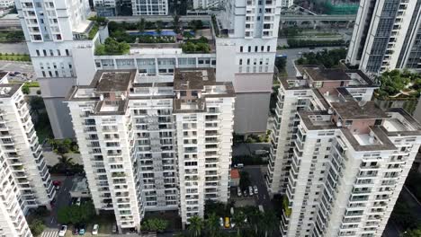 el avión no tripulado se eleva sobre los modernos hoteles de apartamentos de lujo en el distrito 2 de la ciudad de ho chi minh, vietnam.
