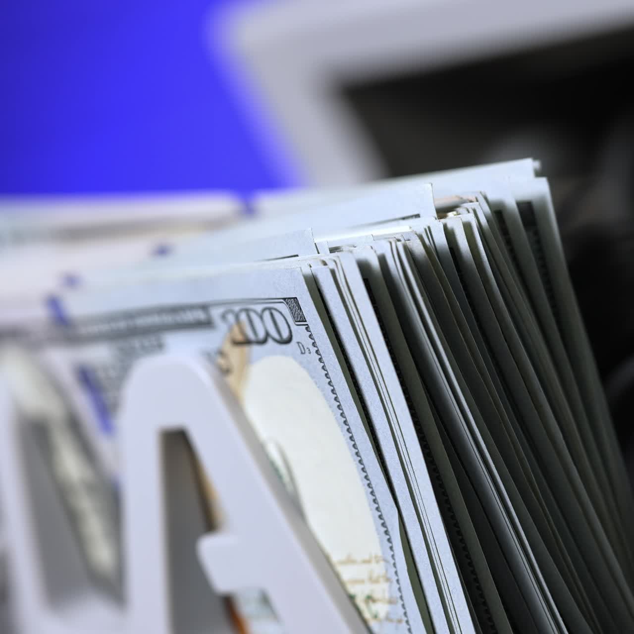 Finanzprozess in einer Bank. Zählmaschine für Bankgeschäfte und kommerzielle Aktivitäten. Automatische Berechnung einer großen Anzahl von Dollar-Banknoten. Nahaufnahme
