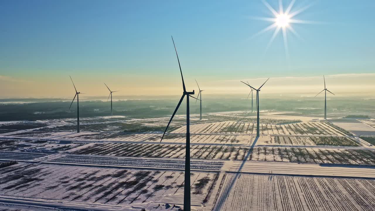 Parco Eolico, Turbine Eoliche In Un Campo Innevato Durante L'Inverno. - ripresa aerea