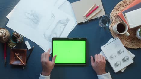 personas de negocios que usan gadgets con pantalla verde cromada vista superior. trabajadores creativos discutiendo tareas. planificación de proyectos, lluvia de ideas en grupo. líderes de equipo trabajando juntos en una oficina moderna
