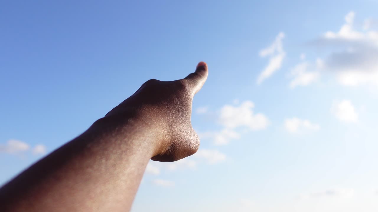 la mano alcanzando el cielo