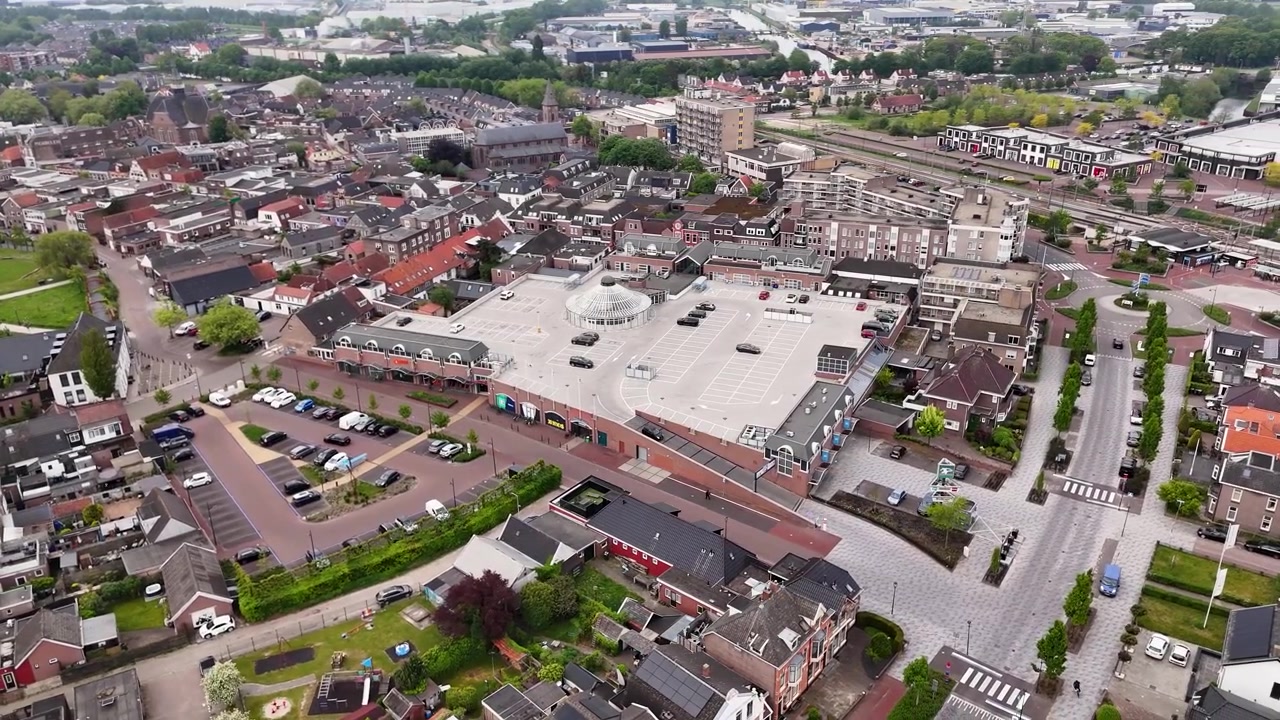 Luchtfoto van een winkelcentrum in een Nederlandse stad