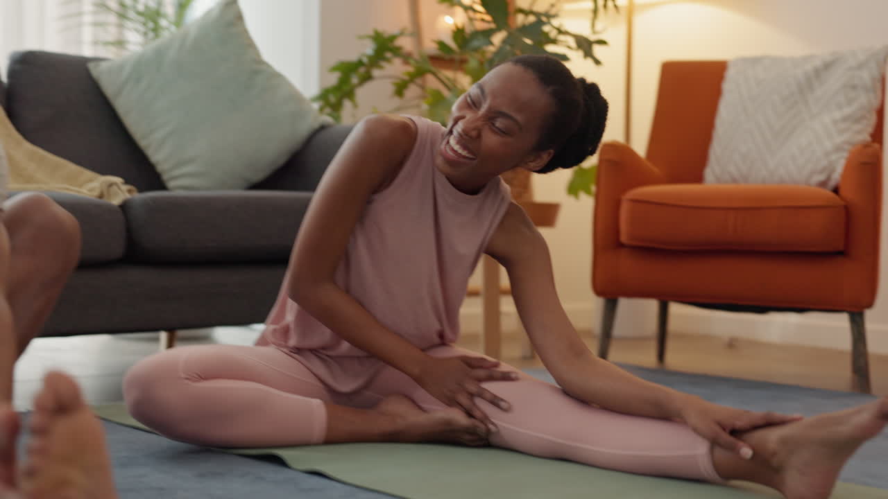 amor, pareja y yoga entrenamiento de acondicionamiento físico en el hogar