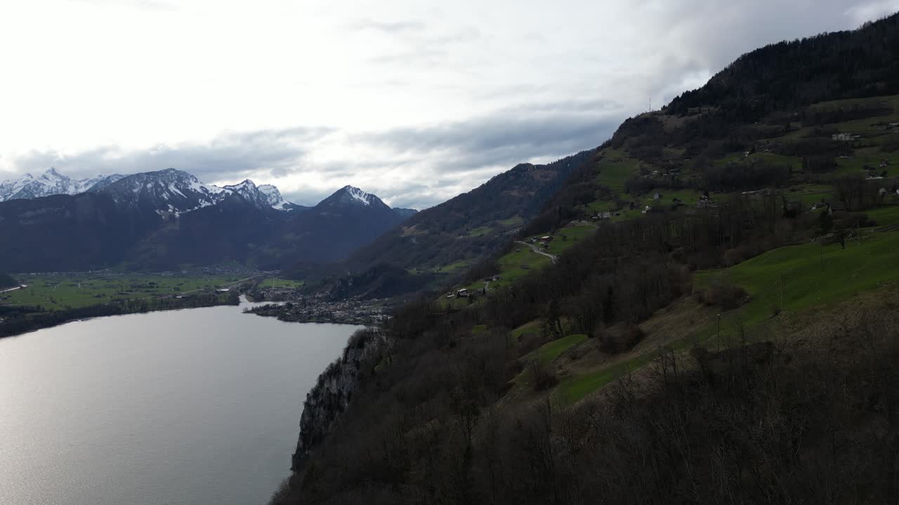 vista en perfil de las montañas y colinas cubiertas de nieve bajo un cielo nublado en walensee, suiza