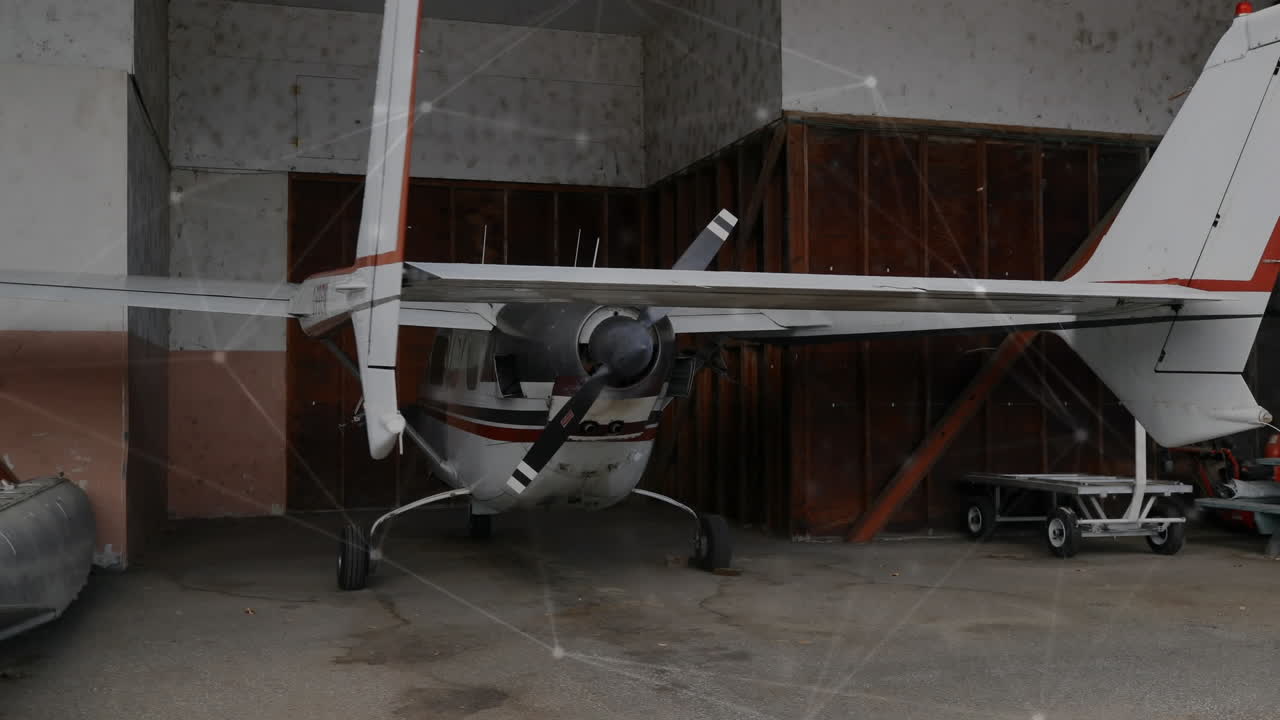 red de conexiones contra aviones privados estacionados en el aeropuerto