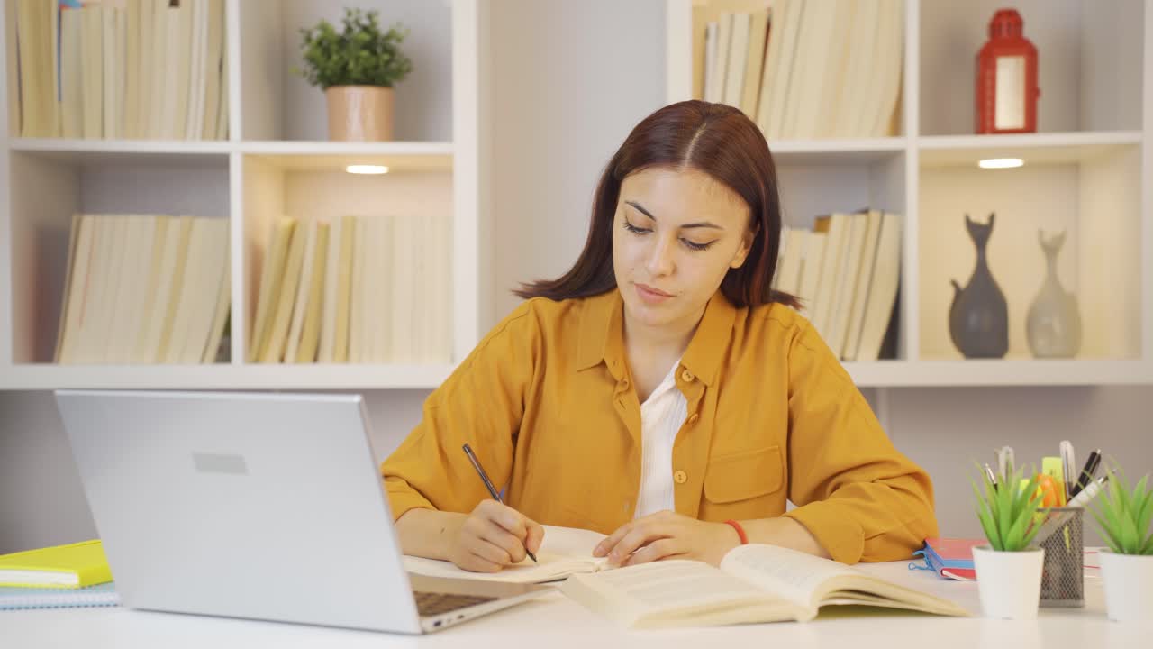 estudiante mirando a la cámara con un gesto positivo y positivo.